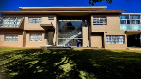 Sizanazo Guest House - in the Heart of Northcliff Hill